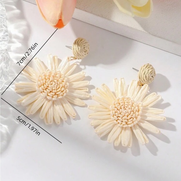 🌼 Flower Drop Earrings - Picture 7 of 7